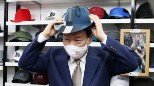 '모자 잘 어울리나요' 대구 서문시장 방문한 윤 대통령 