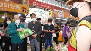  전통시장 방문한 추경호 “추석 기간 가격 안정에 전력 대응할 것”