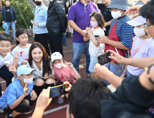 돌아온 홍진영, 화사한 에너지 발산