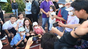 돌아온 홍진영, 화사한 에너지 발산