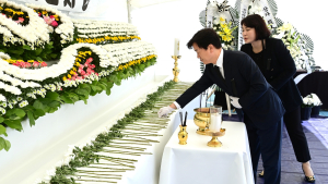 조규일 진주시장, 합동분향소 조문...
