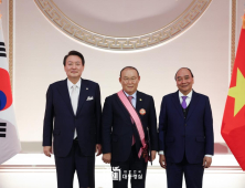 한국-베트남 수교 30주년... 박항서 감독 훈장 수여 