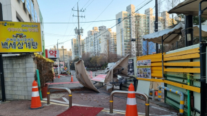 고양시 명지병원 앞 인도에 설치된 시설물 강풍에 쓰러지는 아찔한 사고 발생   