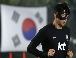 토트넘 복귀 ‘캡틴’ 손흥민, 안면보호대 쓰고 시즌 준비