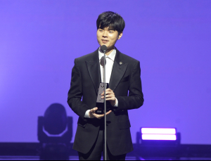 ‘데프트’ 김혁규, LCK 어워드서 ‘중꺾마’로 특별상 수상 