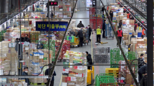설 앞두고 분주한 우편물류센터