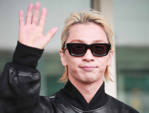 태양 '반가운 손인사'