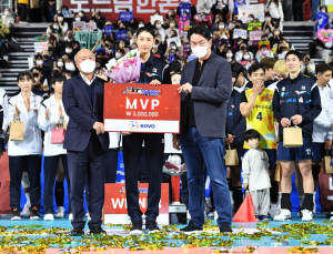 ‘첫 올스타 MVP’ 김연경 “좋은 기운 받아 정규리그까지”