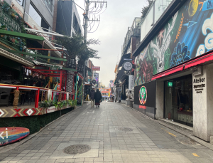 불 꺼진 이태원 상가, 추모의 불빛 밝히는 시민들