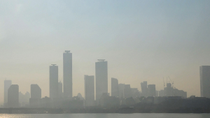 초미세먼지주의보 발령... 뿌옇게 보이는 여의도