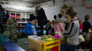 “공습경보가 삶의 일부” 대피소서 뛰노는 아이들…우크라전 1년