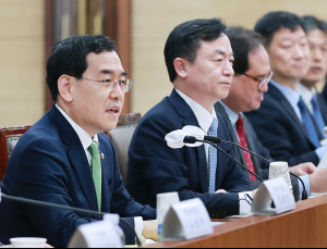 이창양 산업장관, 26개국 상무관 소집…