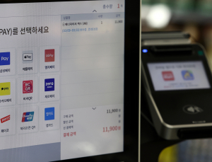 '애플페이' 준비 끝낸 롯데마트·홈플러스…이마트 “예정 없어”