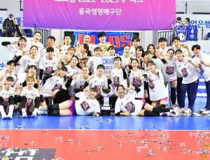 흥국생명, 전례 없는 감독 경질 사태에도…버티는 마음이 만들어낸 1위