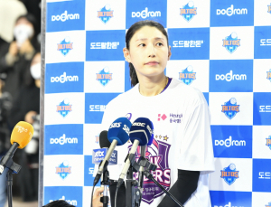 드디어 웃은 김연경 “어려움 있었지만 선수들 뭉쳐 이겨내” [V리그]