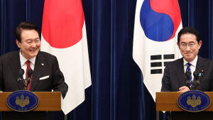 함께 웃는 '한일 정상' 