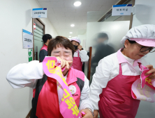 '이주호 장관 나와' 울먹이는 학비노조 조합원