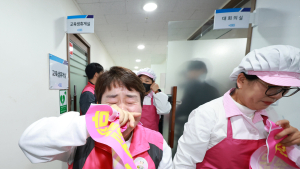 '이주호 장관 나와' 울먹이는 학비노조 조합원 