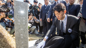 전두환 손자 “할아버지는 죄인”… 무릎 꿇고 사과