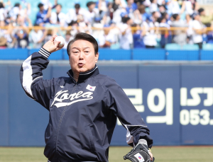 尹, 대구구장서 프로야구 개막전 시구…대통령으론 6번째