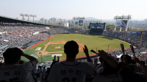 갖은 악재에도 흥행 전선 양호…KBO 개막 시리즈, 19만 관중 몰려