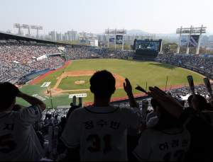 갖은 악재에도 흥행 전선 양호…KBO 개막 시리즈, 19만 관중 몰려