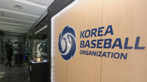 프로야구 ‘잔인한 4월’…뒷돈 요구·도박 검찰수사