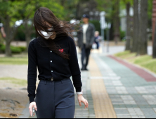'앗, 내 머리' 강풍이 야속해