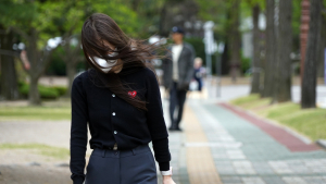 '앗, 내 머리' 강풍이 야속해
