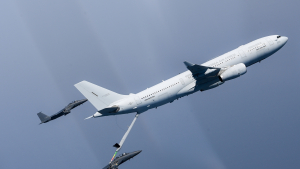 시속 530km로 날며 급유... 하늘의 주유소 'KC-330' 
