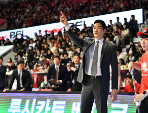 한숨부터 쉰 전희철 감독 “선수들 보고 즐기라 했는데…”