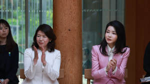 김건희-유코 여사, 진관사서 친교 '한일 화합 기원' 
