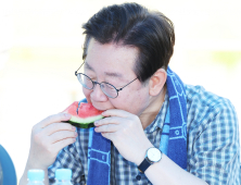 수박 먹는 이재명, ‘시그널’?…“확대 해석 무리”