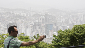 미세먼지가 뒤덮은 서울 도심