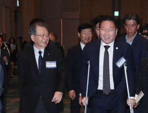 '깁스'하고 부산 찾은 최태원…한일상의, 엑스포 협력 맞손
