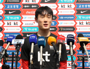 중국전서 거친 태클에 쓰러진 엄원상, 인대 손상 진단…2차전 없이 귀국