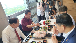 “이렇게 맛있는걸”…與, 수산시장 방문해 상인 격려