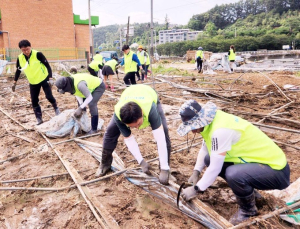 농협 직원 필수품 ‘녹색 조끼’...장마철에 바빠진 사람들