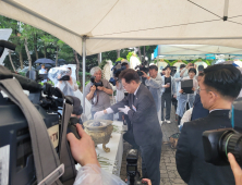 여야 대표 한 자리에…제2연평해전 승전 21주년 기념식 참석