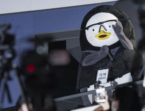 톰 크루즈에게 질문하는 펭수 기자