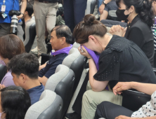숨죽여 오열하는 이태원 참사 유가족
