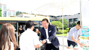 김경일 파주시장, 취임 1주년 맞아 출근길 직원들 격려