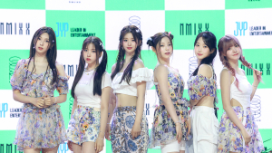 박진영 손 잡은 엔믹스 “한 번 들어도 중독될 걸요”