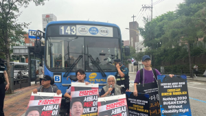 전장연, 혜화동 버스차로서 10분간 출근길 시위
