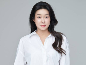 현영 “상품권 사기 피해자일 뿐”…활동 강행
