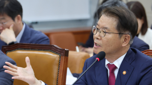 ‘시럽급여’ 논란에 고용부 장관 “재취업 촉진해 자립 돕자는 취지”