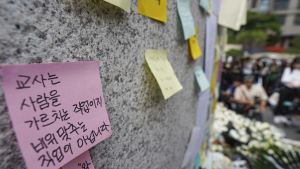 ‘스승의 은혜’ 사라진 학교…“교권강화법 머리 맞대야”