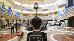 ‘분당 흉기 난동’ 피의자, 전날도 흉기 들고 왔다