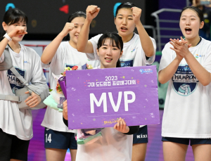 ‘3번째 MVP’ 강소휘 “버티자 했는데 우승, 선수들 자랑스러워”
