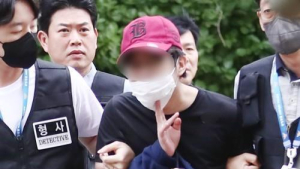 비행 중 여객기 문 연 10대 ‘급성 필로폰 중독’